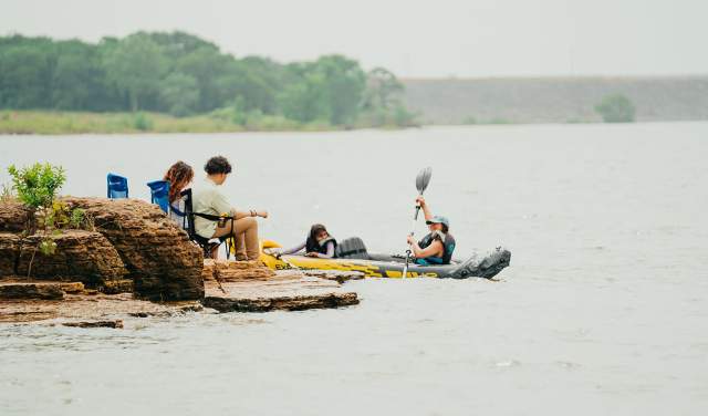 Family enjoying Lake Grapevine