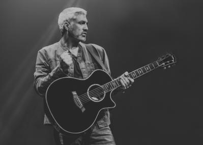Taylor Hicks performing